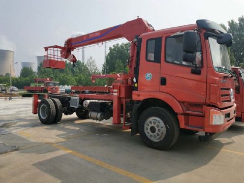 點擊查看詳細(xì)信息<br>標(biāo)題：6.3噸大運隨車吊 閱讀次數(shù)：1590